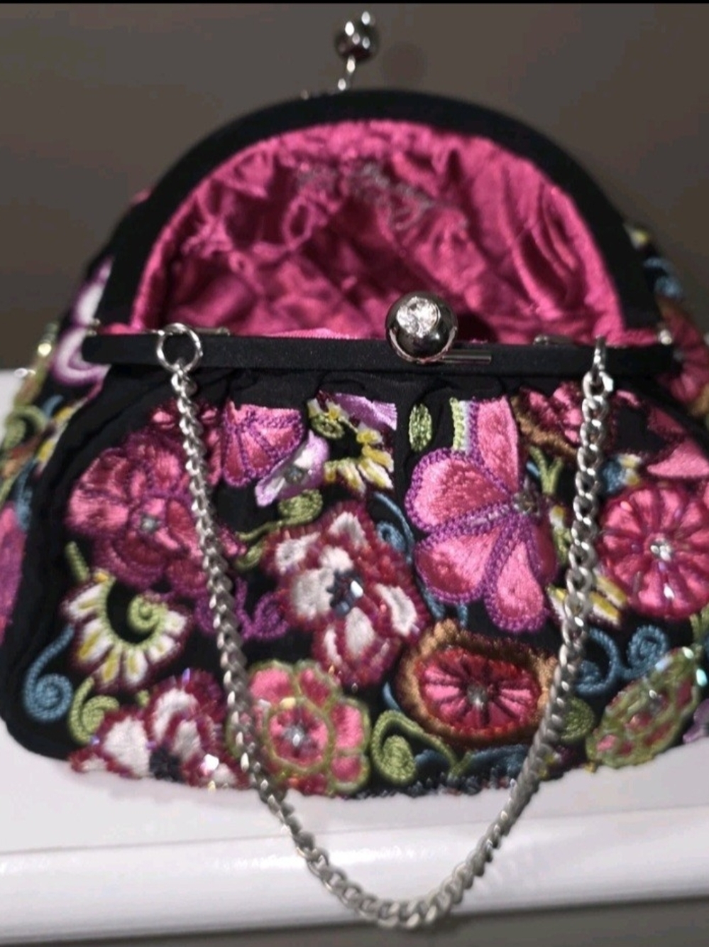 Embroidered Floral Kiss-Lock Wristlet Clutch in Pink